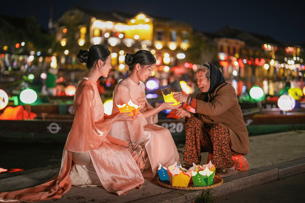 As night falls, the lanterns bring a quiet energy that makes every corner feel special (Source: Visit Hoi An)